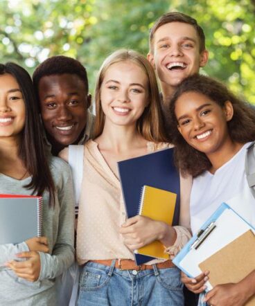 61fae3448eb989184f828084_5f57c46384cca65e79589acf_students1